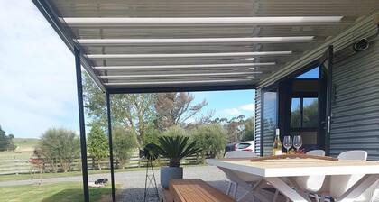 Gorgeous private tiny home, rural location, edge of town. Pet friendly!