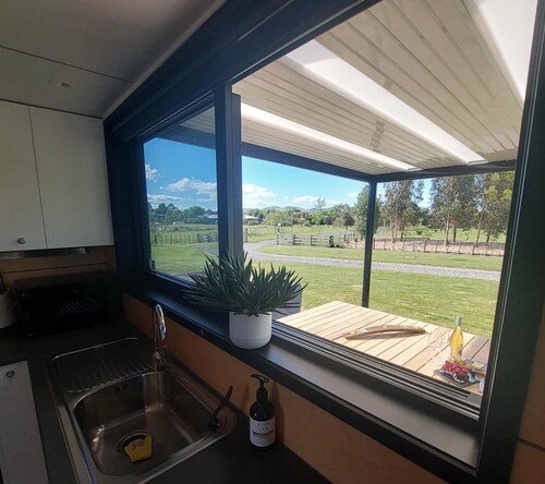 Gorgeous private tiny home, rural location, edge of town. Pet friendly!