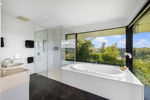 Shower, eco-friendly toiletries, hair dryer, towels - Magical Malindi, Montville. QLD (Montville)
