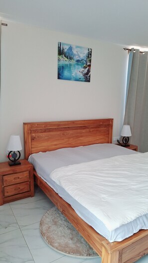 Tabla de planchar con plancha y ropa de cama 
