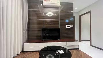 Smart TV, chimenea, Netflix, películas con cargo