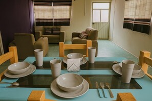 Escriptori, espai de treball apte per a portàtils i wifi gratuïta 