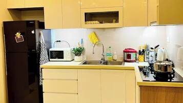 Habitación Royal, 1 habitación, con acceso al salón lounge del club, vista a la ciudad | Cocina privada | Refrigerador con congelador, microondas, horno y parrilla de estufa