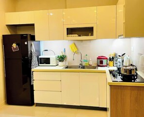 Habitación Royal, 1 habitación, con acceso al salón lounge del club, vista a la ciudad | Cocina privada | Refrigerador con congelador, microondas, horno y parrilla de estufa 