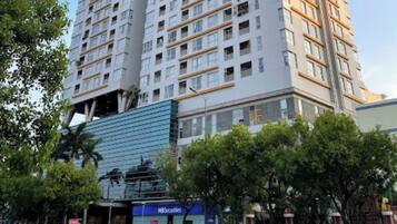 Vista frontal de la propiedad