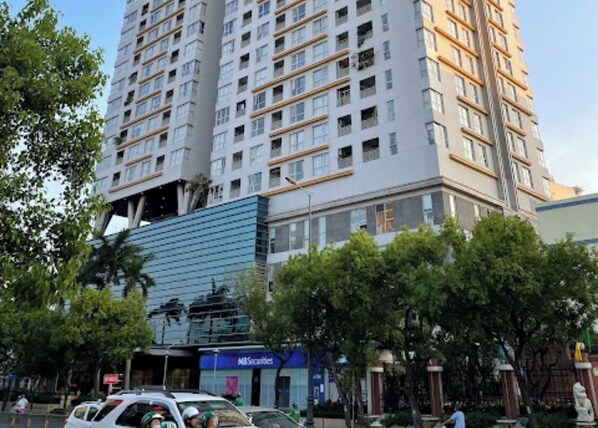 Vista frontal de la propiedad