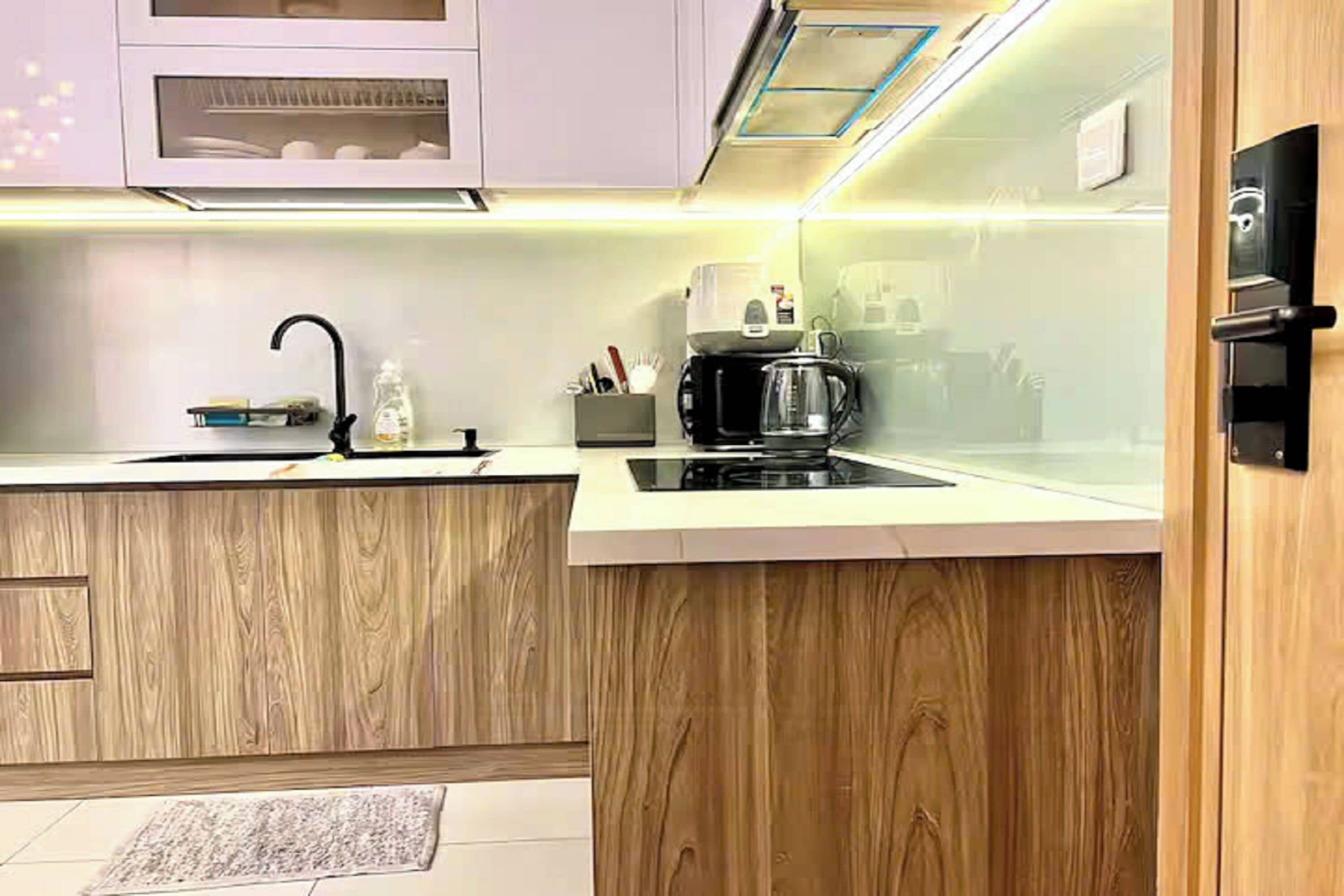 Presidential Room, 2 Bedrooms, Club lounge access, City View | Private kitchen | Full-sized fridge, microwave, oven, stovetop