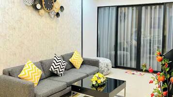 Phòng Royal, 1 phòng ngủ, quyền sử dụng Club Lounge, quang cảnh thành phố | Khu phòng khách | Smart TV 65-inch có truyền hình cáp, lò sưởi, Netflix