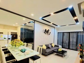 Habitación Royal, 1 habitación, con acceso al salón lounge del club, vista a la ciudad | Área de sala de estar | Smart TV de 65 pulgadas con canales por cable, chimenea y Netflix 