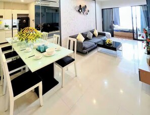 Royal Room, 1 Bedroom, Club lounge access, City View | In-room dining