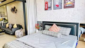 Habitación Royal, 1 habitación, con acceso al salón lounge del club, vista a la ciudad | Sábanas de algodón egipcio, ropa de cama de alta calidad y edredón