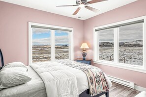 4 bedrooms, desk, iron/ironing board, travel crib - Epic Views, Luxury Retreat, Hot tub, Family + Pets (Granby)