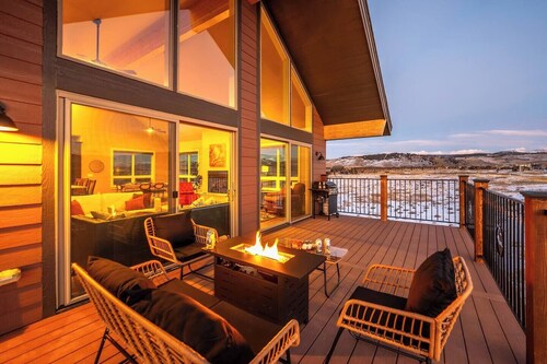 Epic Views, Luxury Retreat, Hot tub, Family + Pets