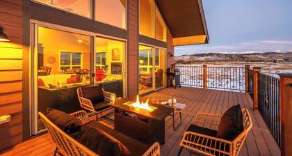 Epic Views, Luxury Retreat, Hot tub, Family + Pets