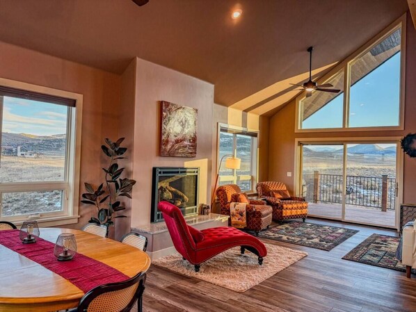 TV, fireplace, stereo - Epic Views, Luxury Retreat, Hot tub, Family + Pets (Granby)
