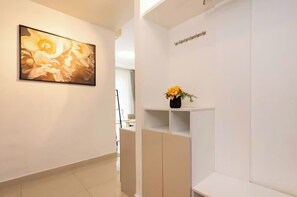 Phòng Suite Grand, 1 phòng ngủ, quyền sử dụng Club Lounge, quang cảnh thành phố | Khu phòng khách | Smart TV 65-inch có truyền hình cáp, lò sưởi, Netflix 