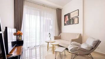 Suíte grand, 1 quarto, acesso ao Club Lounge, vista para a cidade | Área de estar | Smart TV 65 polegadas com canais a cabo, lareira, Netflix