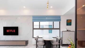 Suite Presidenziale, 2 camere da letto, accesso al Club Lounge, vista città | Area soggiorno | Smart TV 65 pollici con canali via cavo, caminetto, Netflix