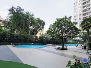 Una piscina al aire libre