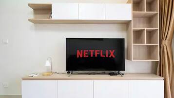 Suite familiare, 3 camere da letto, accesso al Club Lounge, vista città | Area soggiorno | Smart TV 65 pollici con canali via cavo, caminetto, Netflix