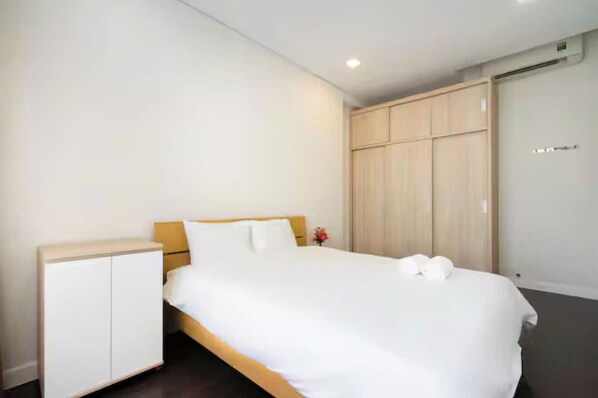 Phòng Suite dành cho gia đình, 3 phòng ngủ, quyền sử dụng Club Lounge, quang cảnh thành phố | Bộ trải giường bằng vải cotton Ai Cập, bộ đồ giường cao cấp 