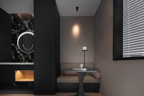 Dobbeltrom – junior, byutsikt | Bad | Dusj, regndusjhode, toalettartikler (inkludert) og hårføner