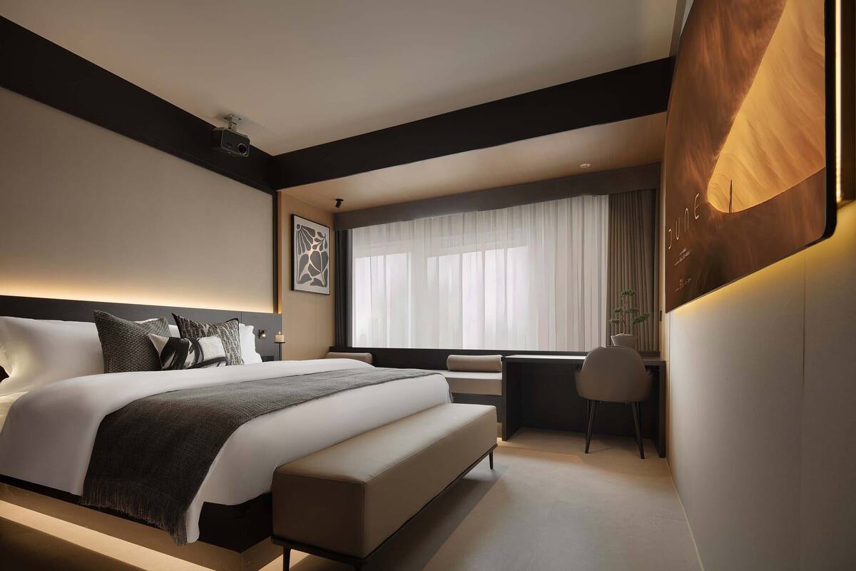 Klassieke tweepersoonskamer, uitzicht op de stad | Luxe beddengoed, een bureau, een laptopwerkplek