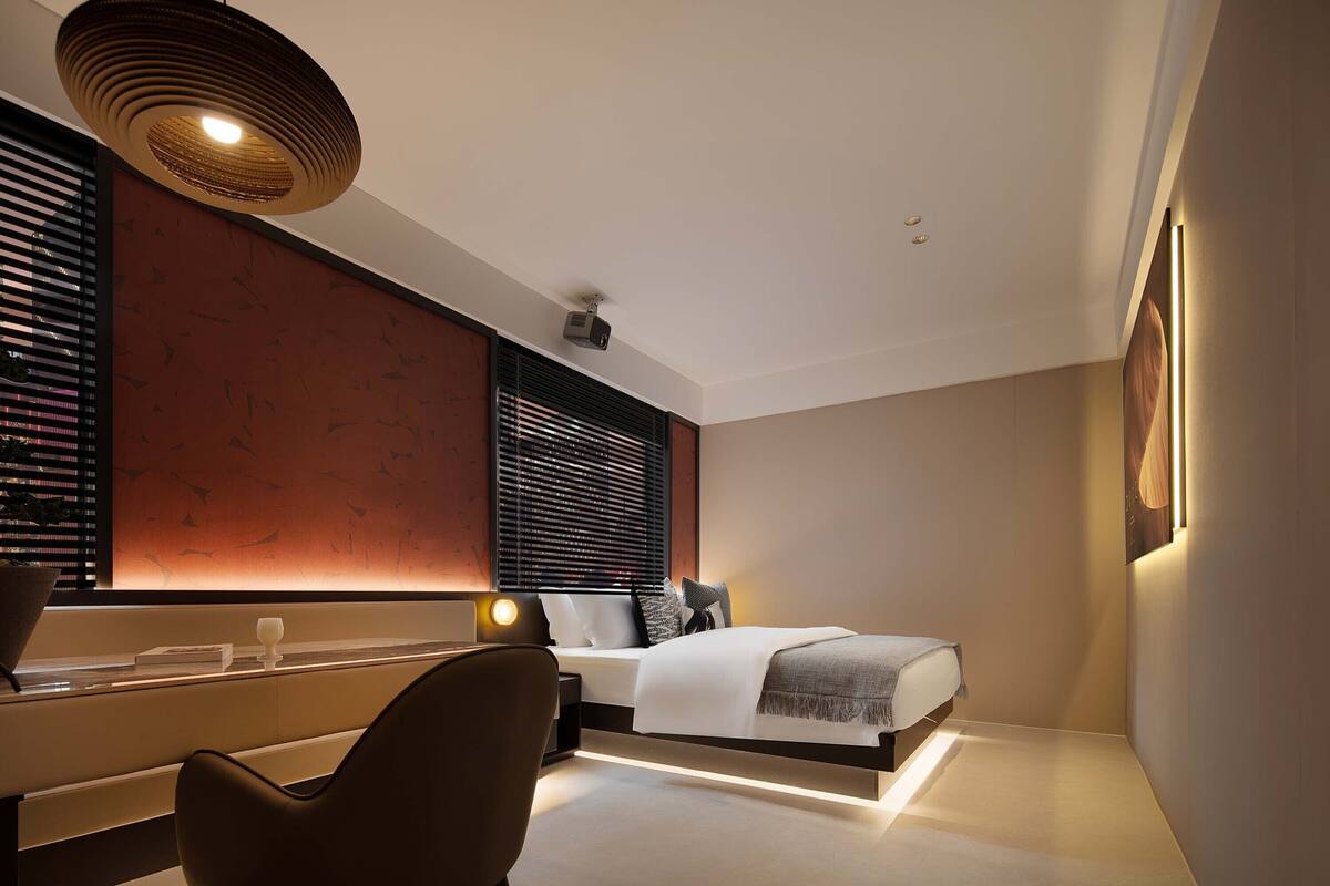 Standaard tweepersoonskamer, uitzicht op de stad | Luxe beddengoed, een bureau, een laptopwerkplek