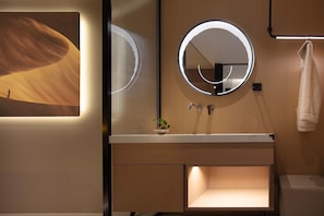 Executive Double Room, City View | Bathroom | Shower, rainfall showerhead, free toiletries, hair dryer - Enji S Hotel Chengdu Chunxi Road (Chengdu)