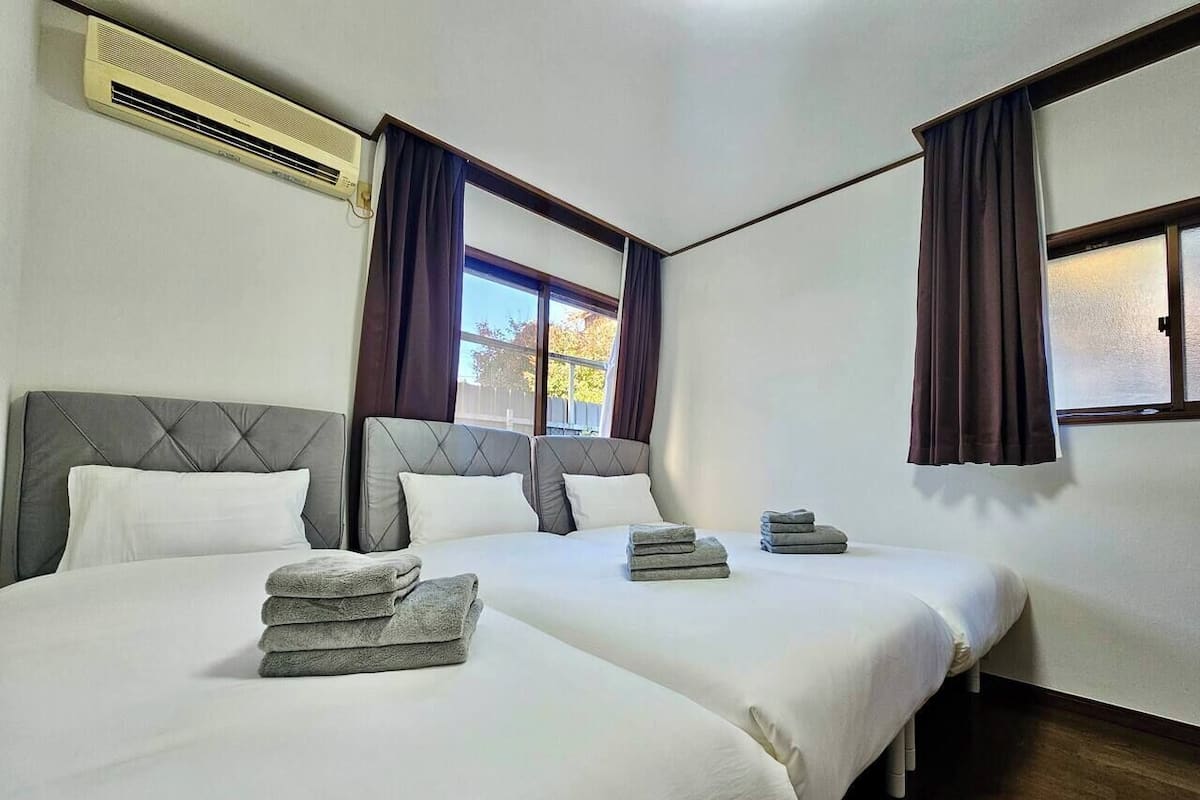 Căn hộ cơ bản, 3 phòng ngủ, bồn tắm, tầng trệt (101) | Màn/rèm cản sáng, bàn ủi/dụng cụ ủi quần áo