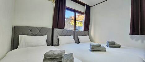 Perushuoneisto, 3 makuuhuonetta, kylpyamme, pohjakerroksessa (101) | Pimennysverhot, silitysrauta/-lauta, ilmainen Wi-Fi