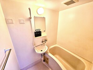 Quarto família, várias camas, banheira, no piso térreo (105) | Banheiro | Produtos de toalete grátis, secador de cabelo, chinelos 