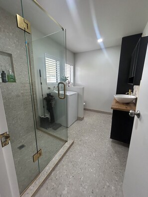 Douche, savon, papier toilette