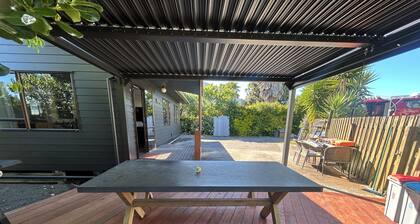 A real kiwi bach in the heart of South Bay! Close to boat ramps and pet friendly