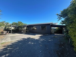 Terrace/patio - A real kiwi bach in the heart of South Bay! Close to boat ramps and pet friendly (Kaikōura)