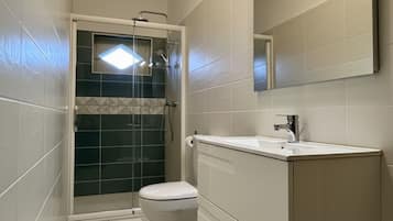 Ducha, secador de pelo, papel higiénico