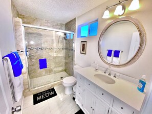 Dusche, Haartrockner, Handtücher, Seife