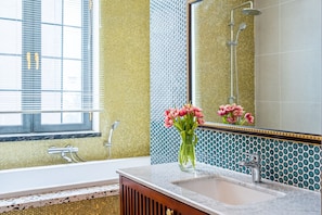 غرفة ديلوكس مزدوجة - منظر للحديقة | حمام | خف للقدمين