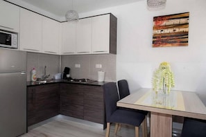 Wasserkocher mit Kaffee-/Teezubehör, Kühlschrank, Mikrowelle, Herdplatte