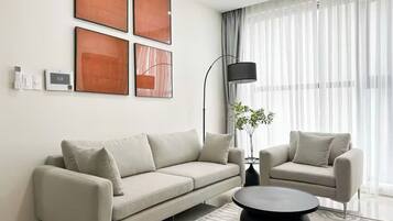 Familiesuite, 3 soverom, Club Lounge-tilgang, byutsikt | Oppholdsområde | En 65-tommers smart-TV med kabel-kanaler samt Netflix og filmkjøp