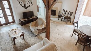 Living room - Charming 3-bedroom Cottage in Heart of Vasa Koilaniou (Vasa)
