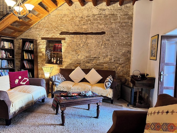 Living room - Charming 3-bedroom Cottage in Heart of Vasa Koilaniou (Vasa)