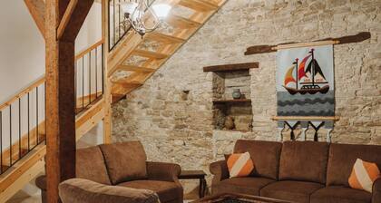 Charming 3-bedroom Cottage in Heart of Vasa Koilaniou