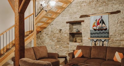 Charming 3-bedroom Cottage in Heart of Vasa Koilaniou