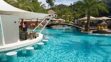 Bar tepi kolam renang