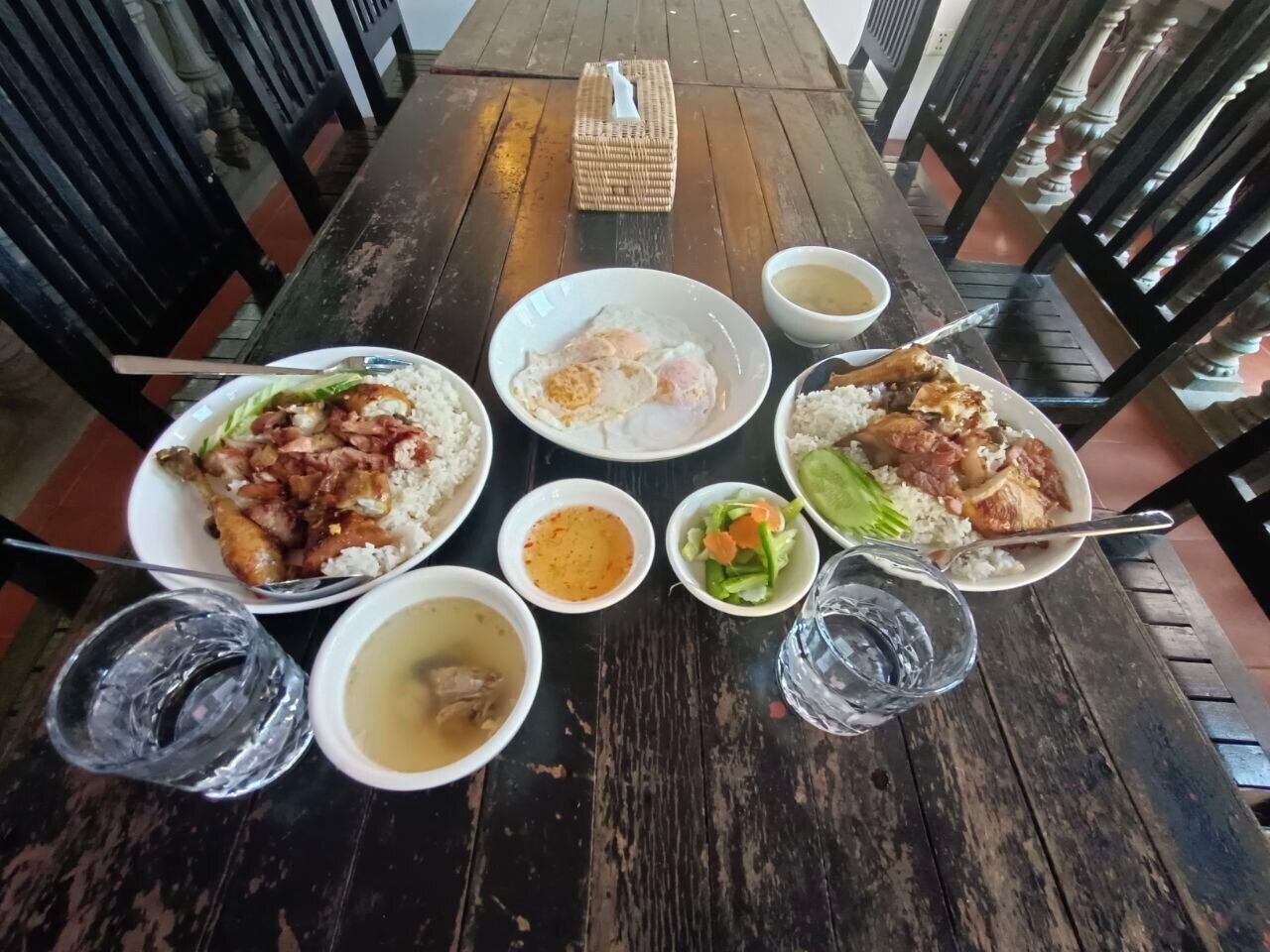 Se ofrece un desayuno a la carta (7 USD por persona)