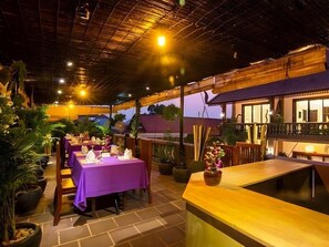 Vila exclusiva, 6 quartos, sacada, vista para a piscina (The Entire Villa) | Terraço/pátio