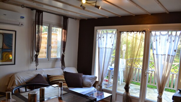 Una habitación con cama, una mesa con carta y una ventana con cortinas.