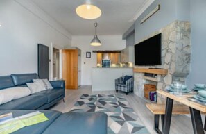 TV - Ocean view, 3 bed Apartment, Sea view, steps away from the beach.  (Swanage)