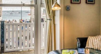 Ocean view, 3 bed Apartment, Sea view, steps away from the beach.